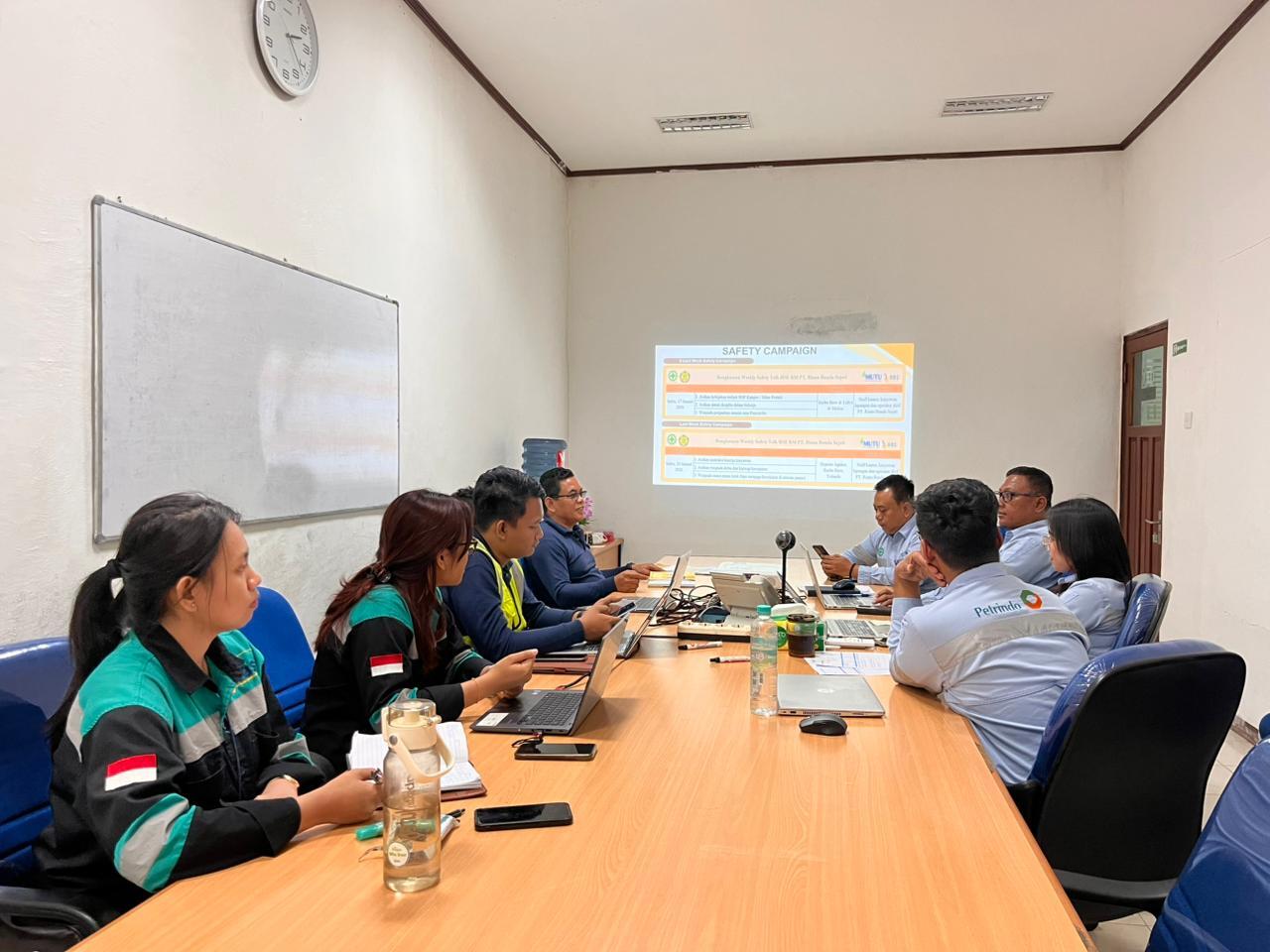 Tim insinyur dan pekerja